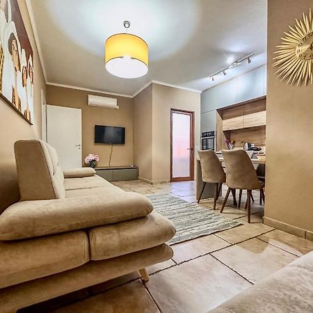 Amos City Center Apartment Тирана Екстер'єр фото