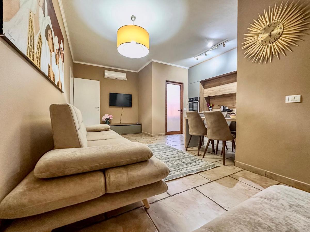 Amos City Center Apartment Тирана Екстер'єр фото