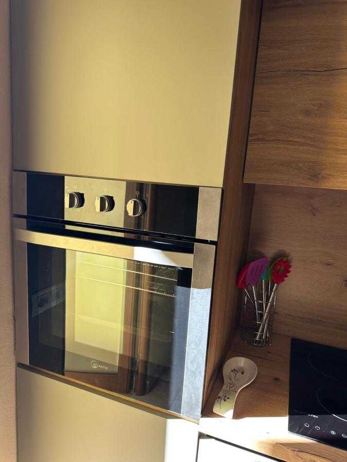 Amos City Center Apartment Тирана Екстер'єр фото